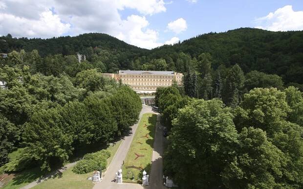 4* relax v Karlových Varech: bazénové a wellness centrum, lázeňské procedury, polopenze
