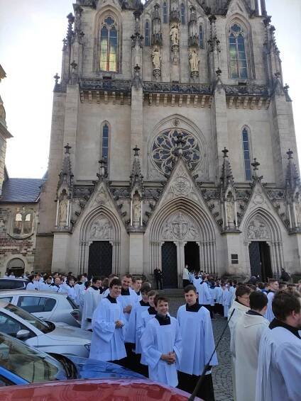 Ministranti v Olomouci na Zelený čtvrtek – Farnost Hradčovice 