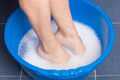 Jak mohu změkčit nehty na nohou, abych si usnadnil stříhání? Jak rychle napařit nehty u starších lidí před ostříháním? 