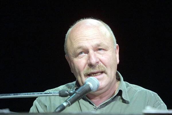 Petr Skoumal: *7.3.1938 – †28.9.2014, český hudební skladatel, pianista a zpěvák