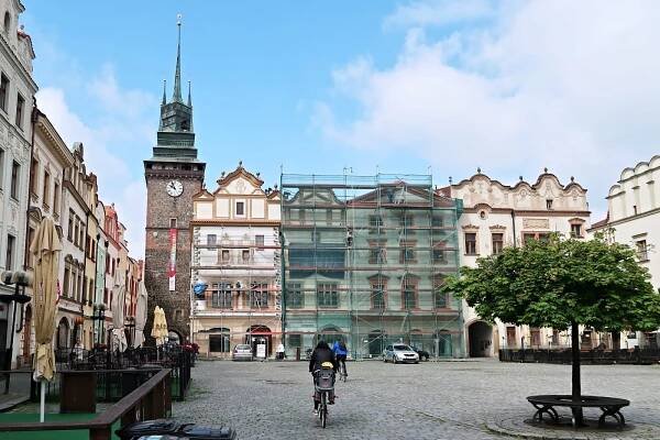 Fasáda knihovny v historickém centru Pardubic má být opravená ještě letos