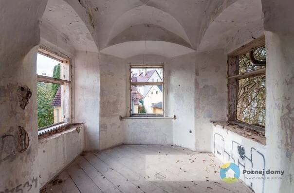 Správce se tu propadl stropem. Chátrající zámek měl namále, je z něj domov seniorů