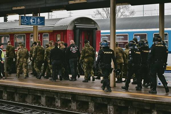 Policie v Ostravě je v pohotovosti, na Baník dorazí přes 800 fanoušků Sparty