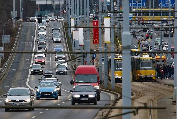 Plzeň zavádí nové slevy na jízdném, senioři se svezou zdarma už od 65 let