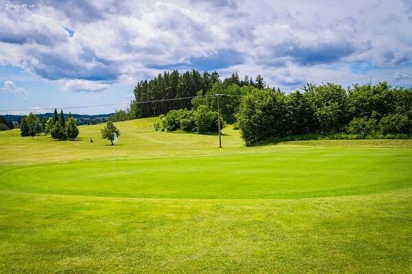NA PRODEJ stavební pozemek u golfového hřiště v Hájích u Karlových Varů - Reality Andrea Harscher