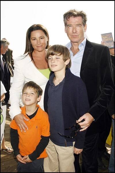 FOTO: Pierce Brosnan s manželkou a dvěma syny. – stránka 15