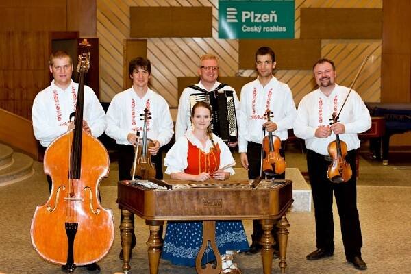 Cimbálová muzika Milana Broučka v rozhlasovém studiu | Plzeň