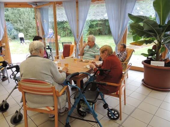 Opékání špízů na zahradě domova - Dům seniorů Kdyně
