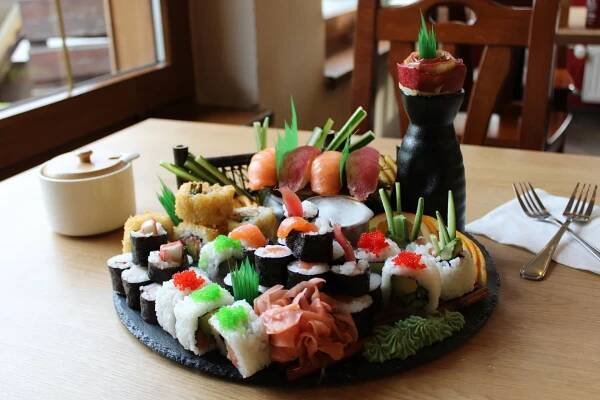 Sushi sety v nové asijské restauraci: 38–76 ks, losos, tuňák, avokádo i smažené krevety