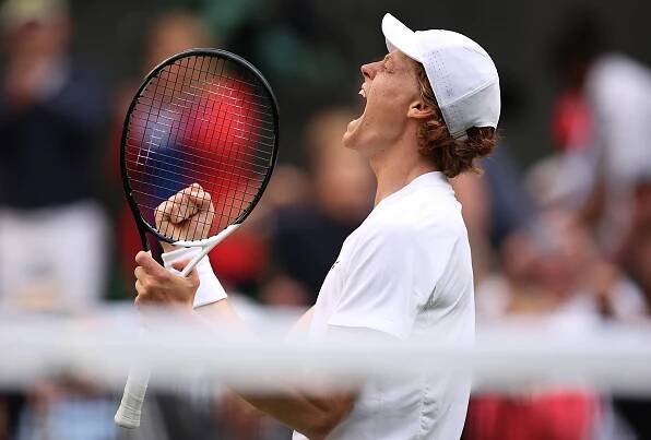 Wimbledon 2025 zná své vítěze – tenisový svět zažil velkolepé finále mužské dvouhry, Jannik Sinner porazil Carlose Alcaraze