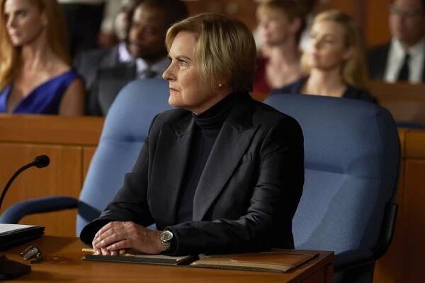 Kravaťáci - Burácení - Z filmu - Denise Crosby