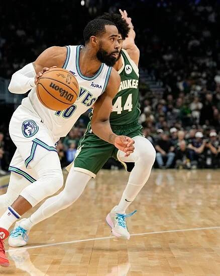 Timberwolves G Mike Conley signs contract extension