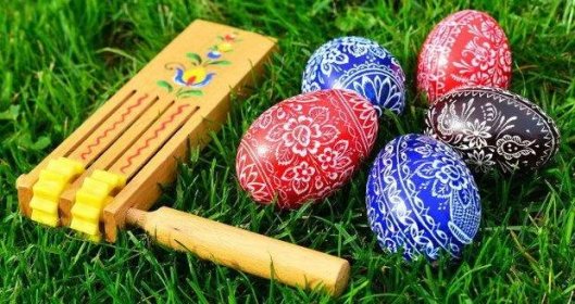Velikonoční zvyky a tradice: Proč se na Velikonoce řehtá řehtačkami?