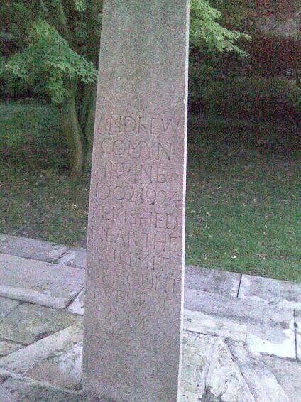 Soubor:Andrew Irvine memorial Merton College.jpg – Wikipedie