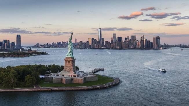 pohled z výšky na Sochu Svobody v New Yorku