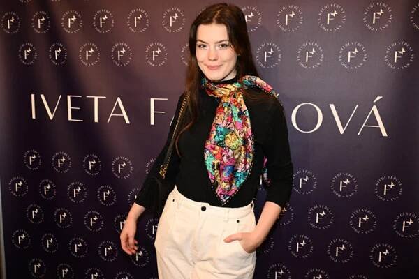 FOTO: Sára Korbelová na otevření nové cukrárny Ivety Fabišové. – stránka 30