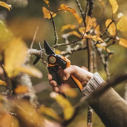 Fiskars Zahradní nůžky dvoučepelové s otočnou rukojetí X-series P961 (L)