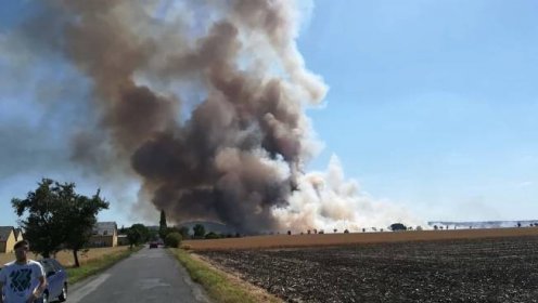 Kvůli požáru pole museli hasiči na Mělnicku vyhlásit III. stupeň požárního poplachu