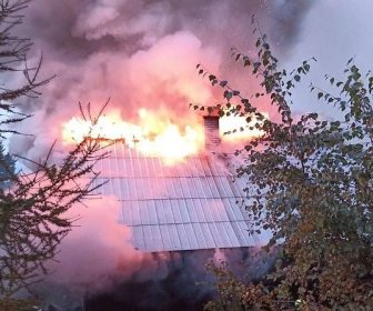 Požár chaty na Soláni u sjezdovky likvidovali hasiči z druhého stupně požárního poplachu, dopravní vedení mělo 400 metrů