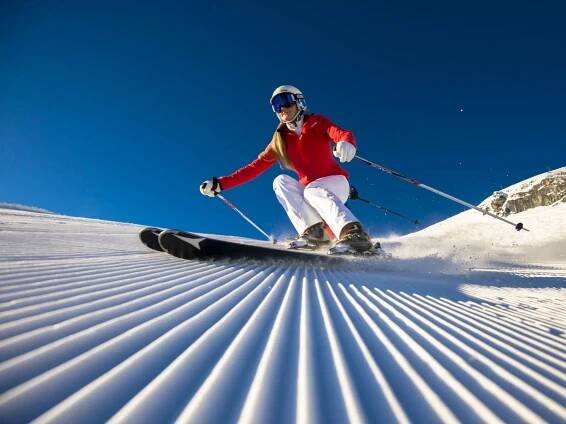 Ihr seht eine Skifahrerin beim Skifahren in Altenmarkt-Zauchensee.