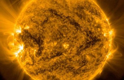 Obří skvrna na Slunci je široká jako patnáct Zemí. Hrozí mocná solární bouře, varuje NASA