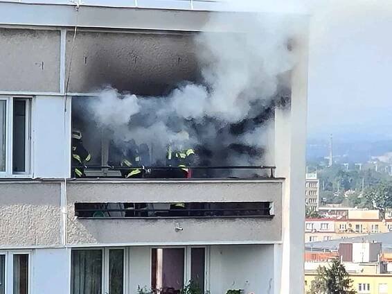 FOTO, VIDEO: V Baarově ulici hořel byt. Hasiči zasahovali v nejvyšším patře domu