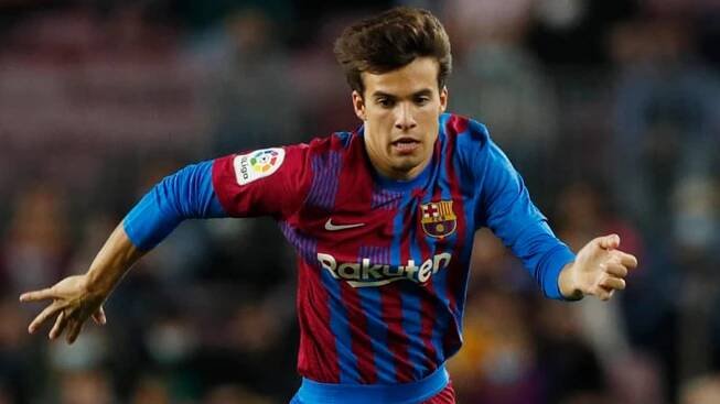 Riqui Puig Run Football Barcelona VS. Real Betis Wallpaper