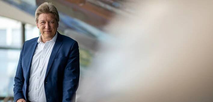 Andreas Schulz, Intendant des Gewandhaus Leipzig, aufgenommen im Foyer des Konzerthaus. Auch nach 25 Jahren als Direktor des Leipziger Gewandhauses sprudelt Andreas Schulz vor Ideen: Das international bekannte Leipziger Konzerthaus soll möglichst klimaneutral und digital werden. (zu dpa "Seit 25 Jahren Gewandhausdirektor - Andreas Schulz hat noch viel vor") +++ dpa-Bildfunk +++