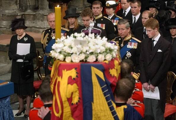 Pohřeb Alžběty II. vyvolal vzpomínky na rozloučení s Dianou i princem Philipem