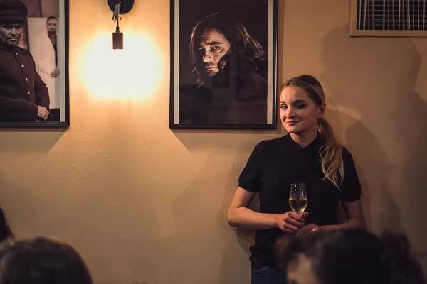 V divadelním klubu nemohla chybět ani nejmladší členka našeho souboru, půvabná Karolína Šafránková, foto Jiří Sejkora