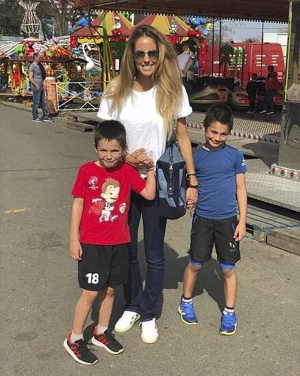Maminka Tereza, Matteo (vlevo) a Patrik na pouti.