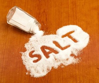 Kuchyňská vs. mořská sůl: Možná si příště solení v restauraci rozmyslíte
