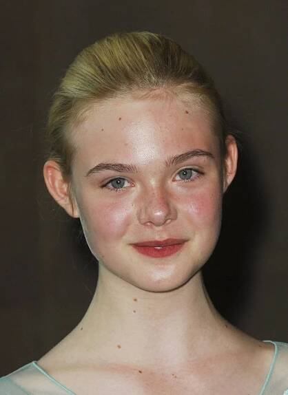Tak mladá a tak nepozorná: Elle Fanning nechtěně ukázala zadeček