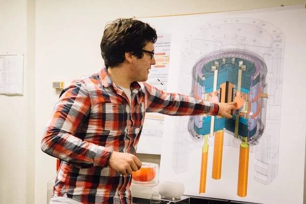 Pablo Rodríguez, explicando cómo funciona un reactor
