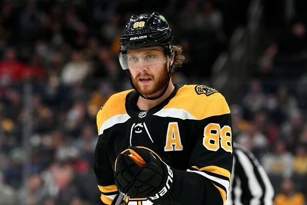 Pastrňák válí. Lídra NHL pomohl svalit třemi body, opět byl hlavní hvězdou zápasu