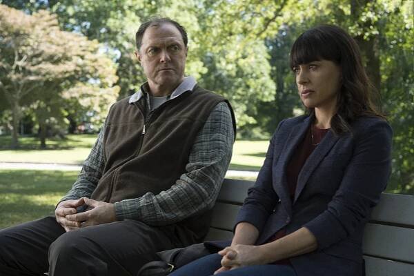 Domek z karet - 46. kapitola - Z filmu - Boris McGiver, Constance Zimmer