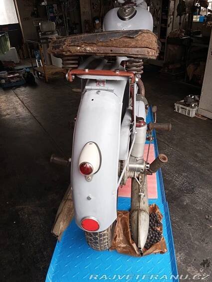 Jawa pérák 250 - 16