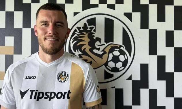 Velká posila pro Hradec Králové! Votroci oficiálně potvrdili příchod mistra polské ligy. Do Česka se po téměř 10 letech vrací Petrášek