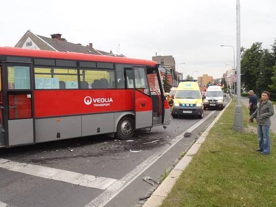 Nehoda autobusu a dodávky v Bruntále | POŽÁRY.cz - ohnisko žhavých zpráv | hasiči aktuálně