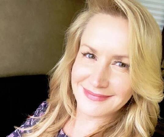 Angela Kinsey Biography - Facts, Childhood, Family Life & Achievements