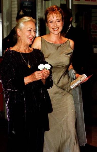 Rosemary Harris and Jennifer Ehle attend the premiere of "Wilde" on October 16, 1997 | Source: Getty Images