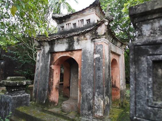 Old structure within the 2nd temple compound.