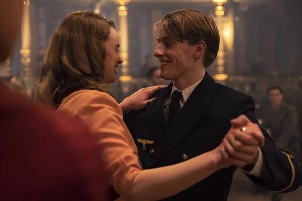 Der Passfälscher - Z filmu - Luna Wedler, Louis Hofmann