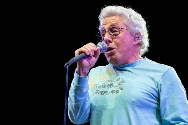 Roger Daltrey singing into a microphone.