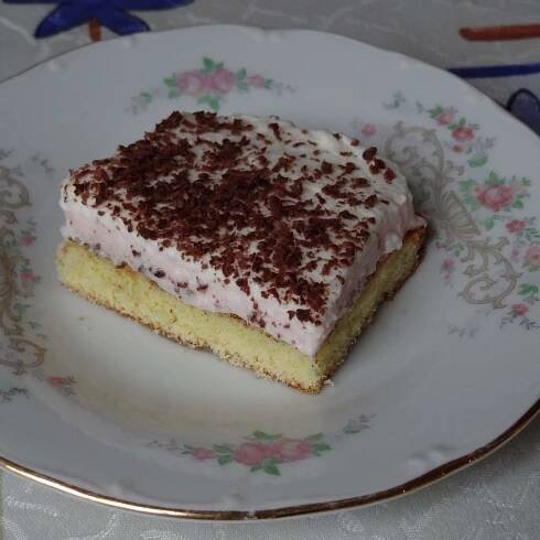 Piškot s pudinkovým krémem a šlehačkou