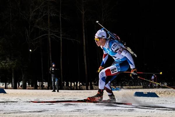 Pro vítězství ve sprintu si v Östersundu dojel domácí Samuelsson, nejlepší z Čechů byl Štvrtecký