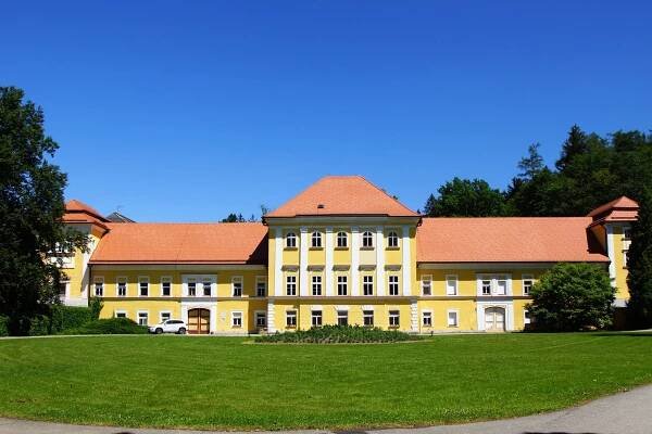 Fotogalerie • Zámek Černovice (Zámek) • Mapy.com