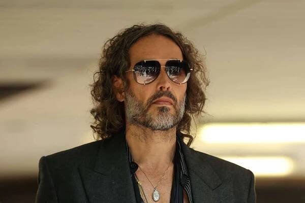 Russell Brand u soudu popřel obvinění ze znásilnění a sexuálního napadení