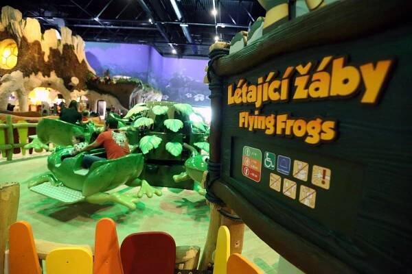 Horská dráha se vrátila do Prahy. Otevřel se největší krytý zábavní park v Česku