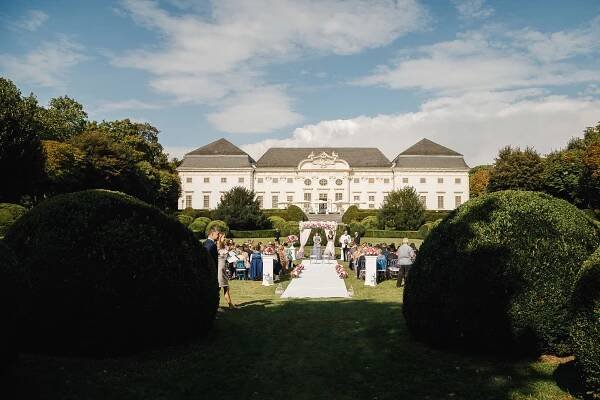 Svadobný obrad vonku na zámku Schloss Halbturn